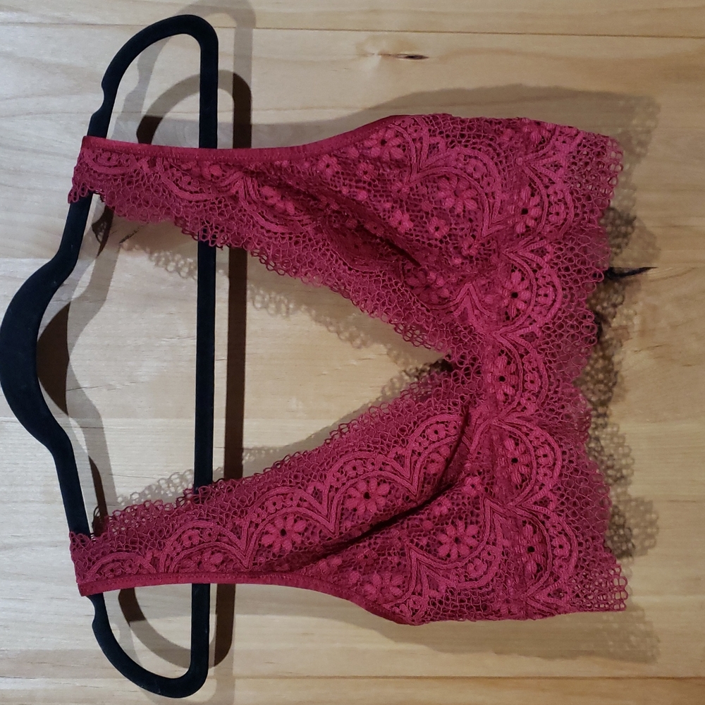 NWOT! VICTORIAS SECRET red crochet lace bralette